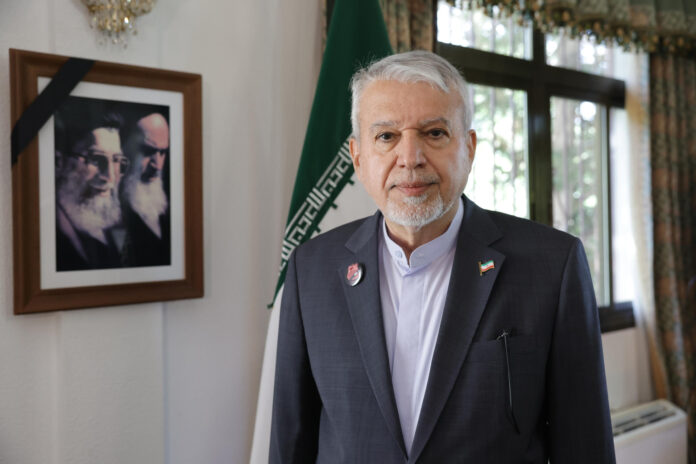 - El ministro iraní de Patrimonio Cultural, Turismo y Artesanía, Reza Salehi Amiri, consideró este viernes en una entrevista con EFE que si no hay injerencia en la negociación de paz es posible un acuerdo y subrayó que frenar estas intromisiones, de las que acusó explícitamente a Israel, depende de EE.UU. 