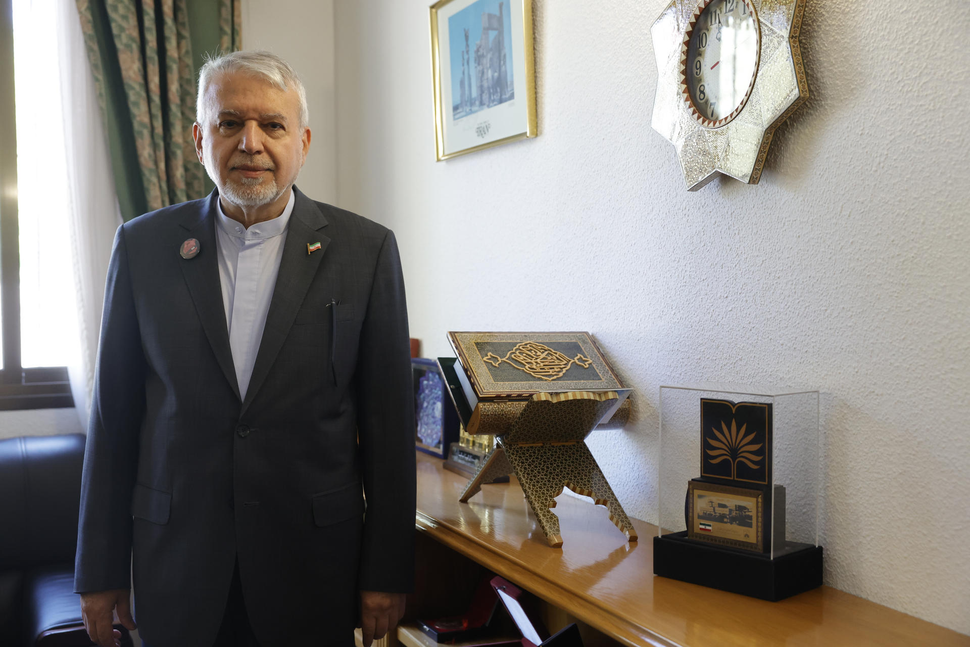 - El ministro iraní de Patrimonio Cultural, Turismo y Artesanía, Reza Salehi Amiri, consideró este viernes en una entrevista con EFE que si no hay injerencia en la negociación de paz es posible un acuerdo y subrayó que frenar estas intromisiones, de las que acusó explícitamente a Israel, depende de EE.UU. "Si no existe una injerencia de otros en las negociaciones, la paz es posible. Todo eso depende ya de la voluntad de los norteamericanos, a ver cómo quieren de alguna manera neutralizar esos intentos de esos actores molestos", señaló tras participar en Toledo (centro de España) en la 126 sesión del Consejo Ejecutivo de ONU Turismo. EFE/Zipi Aragón
