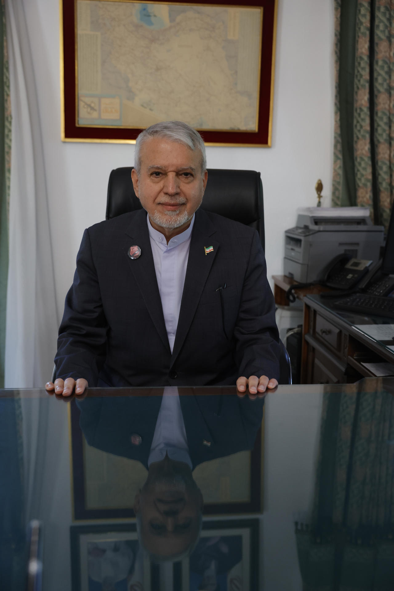 El ministro iraní de Patrimonio Cultural, Turismo y Artesanía, Reza Salehi Amiri, consideró este viernes en una entrevista con EFE que si no hay injerencia en la negociación de paz es posible un acuerdo y subrayó que frenar estas intromisiones, de las que acusó explícitamente a Israel, depende de EE.UU. "Si no existe una injerencia de otros en las negociaciones, la paz es posible. Todo eso depende ya de la voluntad de los norteamericanos, a ver cómo quieren de alguna manera neutralizar esos intentos de esos actores molestos", señaló tras participar en Toledo (centro de España) en la 126 sesión del Consejo Ejecutivo de ONU Turismo. EFE/Zipi Aragón
