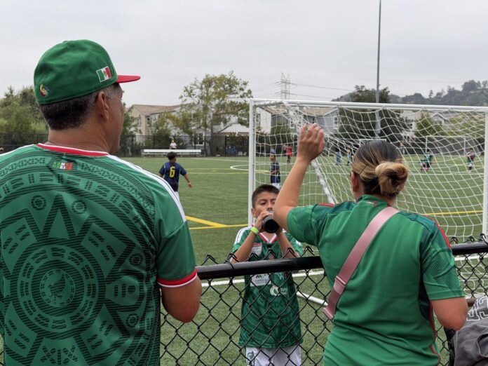 Fotografía del 6 de junio de 2026 de personas viendo el Mundialito del Consejo de Federaciones Mexicanas en Norte América (Cofem), en Los Ángeles (Estados Unidos). EFE/Ana Milena Varón
