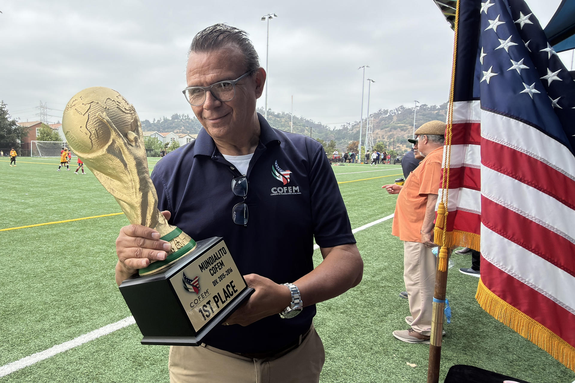 Fotografía del 6 de junio de 2026 del vocero del Consejo de Federaciones Mexicanas en Norte América (Cofem), Francisco Moreno, mostrando la copa del Mundialito del Cofem, en Los Ángeles (Estados Unidos). EFE/Ana Milena Varón