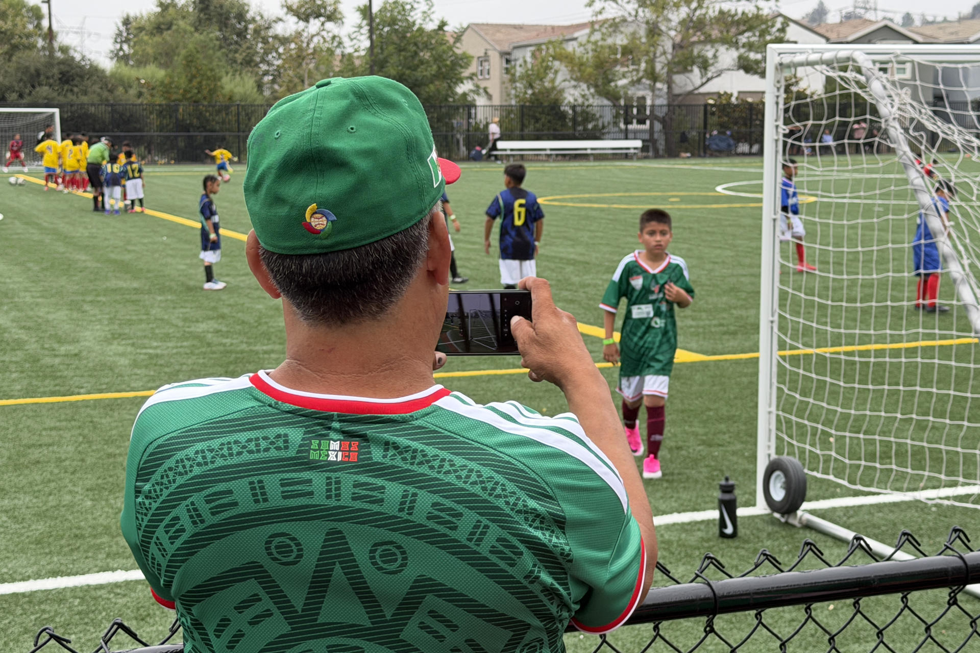 Fotografía del 6 de junio de 2026 de una persona tomando una fotografía en el Mundialito del Consejo de Federaciones Mexicanas en Norte América (Cofem), en Los Ángeles (Estados Unidos). EFE/Ana Milena Varón