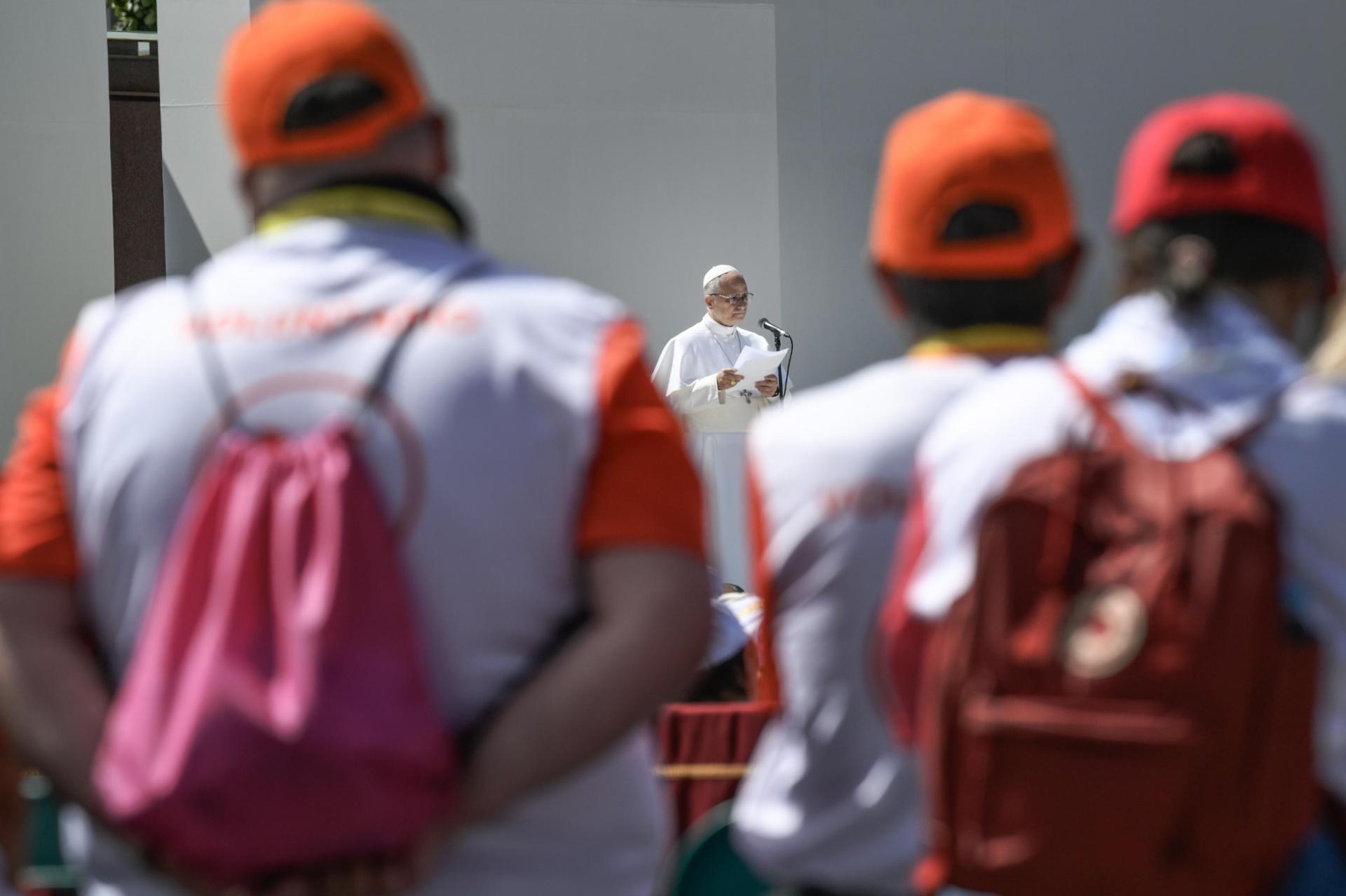 El Papa León XIV asiste a una reunión con organizaciones que trabajan por la integración de los migrantes en la Plaza del Cristo de La Laguna en Tenerife, Islas Canarias, España, 12 de junio de 2026. El pontífice visita Tenerife en el último día de su viaje a España tras visitar Madrid, Barcelona y la isla de Gran Canaria. (Papa, España) EFE/EPA/CIRO FUSCO