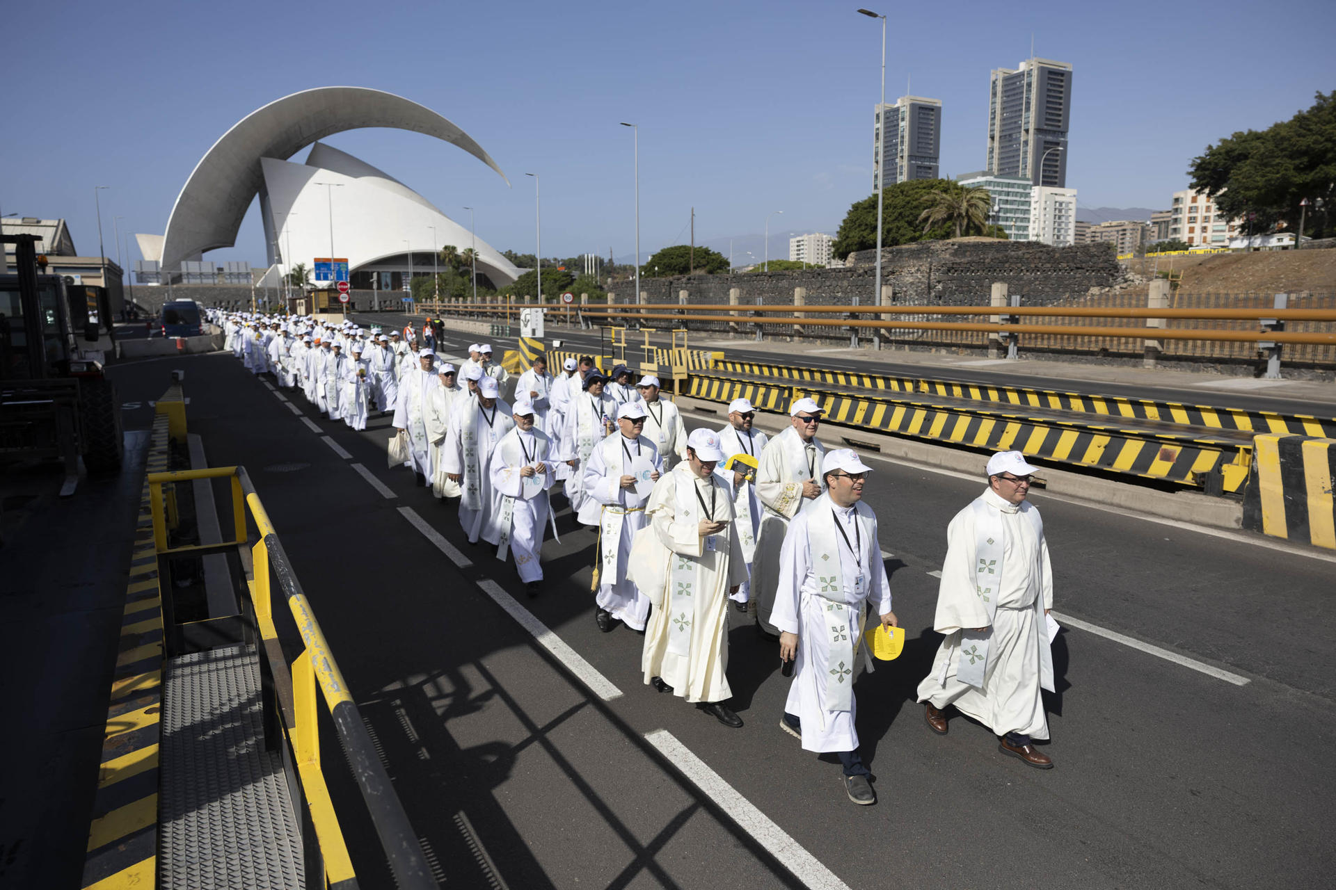 .- Numerosos sacerdotes salen de la sacristía instalada en el Auditorio Adán Martín de Santa Cruz de Tenerife para la misa del papa León XIV en el puerto de la ciudad ante miles de personas. EFE/Miguel Barreto