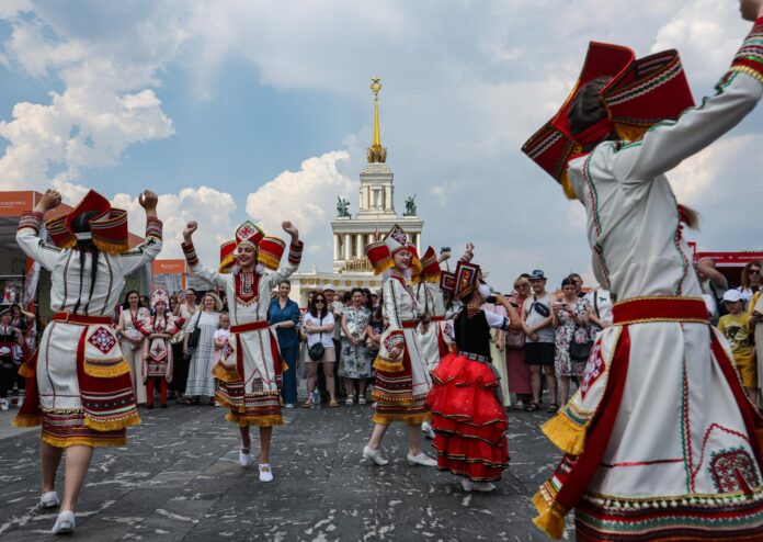 Artistas de la República rusa de Mordovia actúan durante una exposición dedicada al turismo 