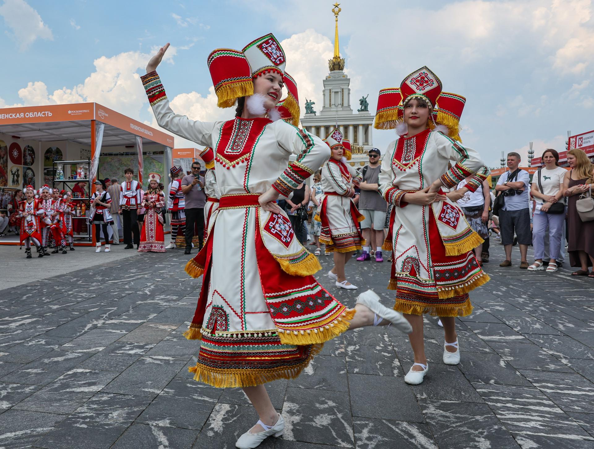 - Artistas de la República rusa de Mordovia actúan durante una exposición dedicada al turismo “Viajes” como parte de las celebraciones del Día de Rusia en el Centro de Exposiciones de toda Rusia VDNH en Moscú, Rusia, el 12 de junio de 2026. El Día de Rusia es una fiesta nacional de la Federación de Rusia, que se celebra anualmente el 12 de junio, conmemorando la adopción de la Declaración de Soberanía Estatal en 1990. (Rusia, Moscú) EFE/EPA/SERGEI ILNITSKY
