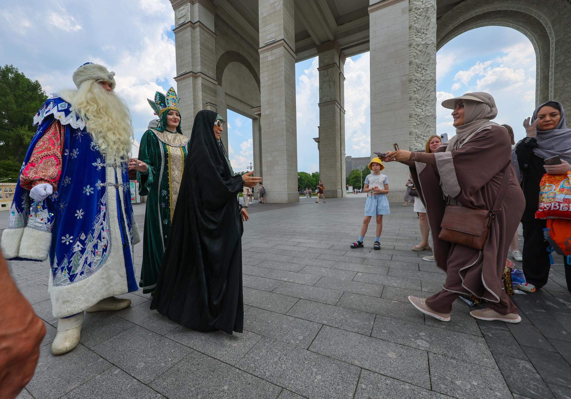 - El Padre Invierno ruso, conocido como Ded Moroz, y la Doncella de Nieve, conocida como Snegurochka, actúan para los visitantes durante una exposición dedicada al turismo, “Viajes”, como parte de las celebraciones del Día de Rusia en el Centro de Exposiciones de Toda Rusia VDNH en Moscú, Rusia, el 12 de junio de 2026. El Día de Rusia es una fiesta nacional de la Federación Rusa, que se celebra anualmente el 12 de junio, conmemorando la adopción de la Declaración de Soberanía Estatal en 1990. (Rusia, Moscú) EFE/EPA/SERGEI ILNITSKY
