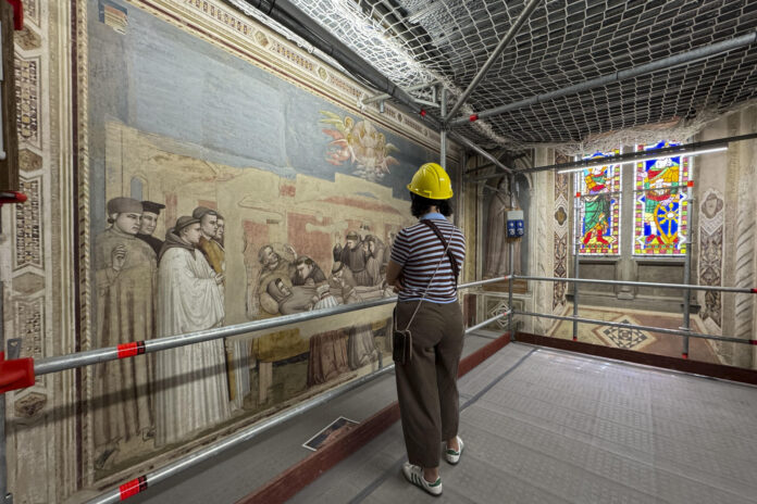 - Los frescos del italiano Giotto, precursor del Renacimiento, vuelven a brillar en la iglesia de la 'Santa Croce' de Florencia (norte). Tras siglos de grietas y agujeros, una delicada restauración encara su recta final para recomponer las pinturas como un 