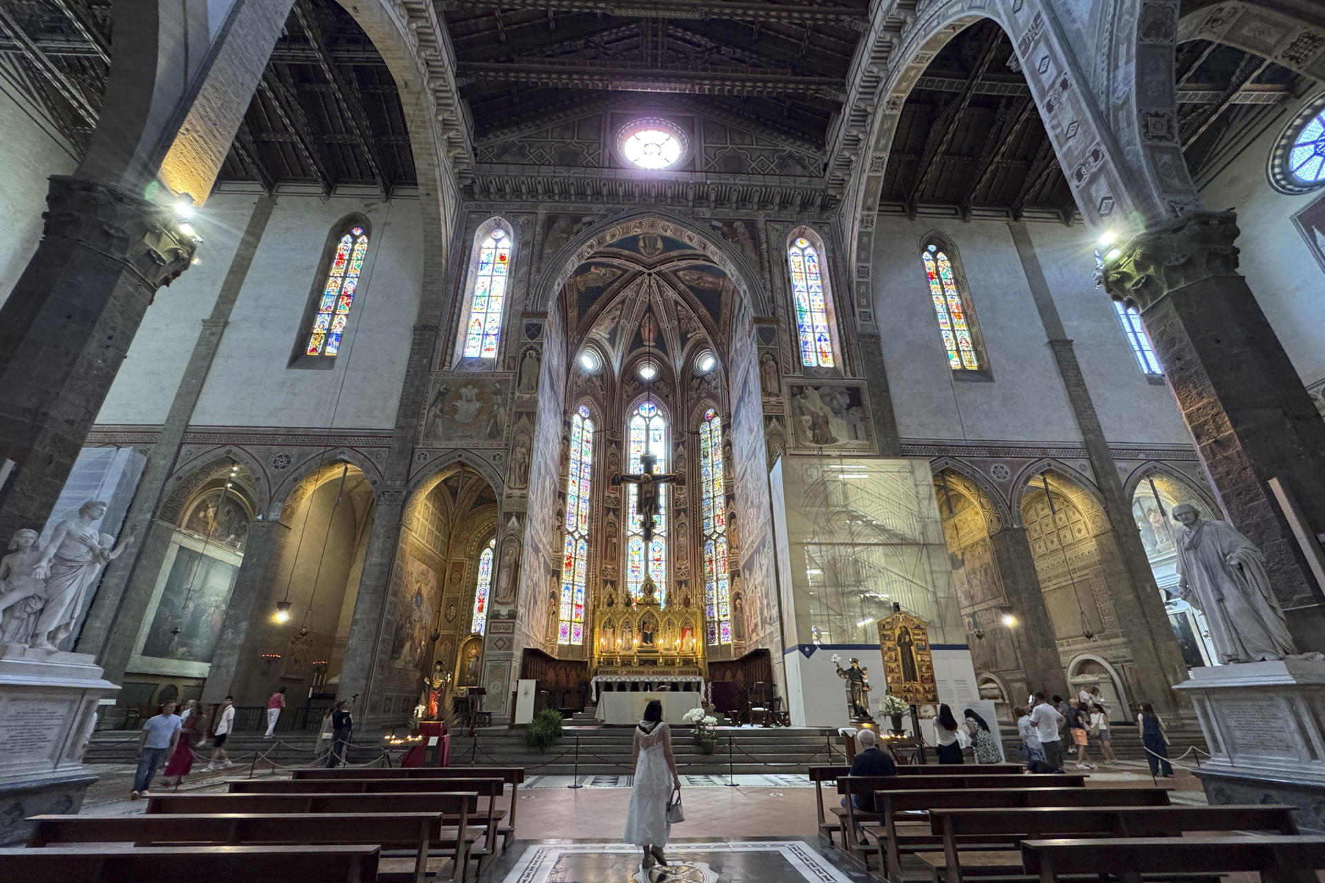 Los frescos del italiano Giotto, precursor del Renacimiento, vuelven a brillar en la iglesia de la 'Santa Croce' de Florencia (norte). Tras siglos de grietas y agujeros, una delicada restauración encara su recta final para recomponer las pinturas como un "relato único", permitiendo diferenciar el trazo moderno del original sin romper la ilusión óptica del visitante. EFE/ Daniel Cáceres

