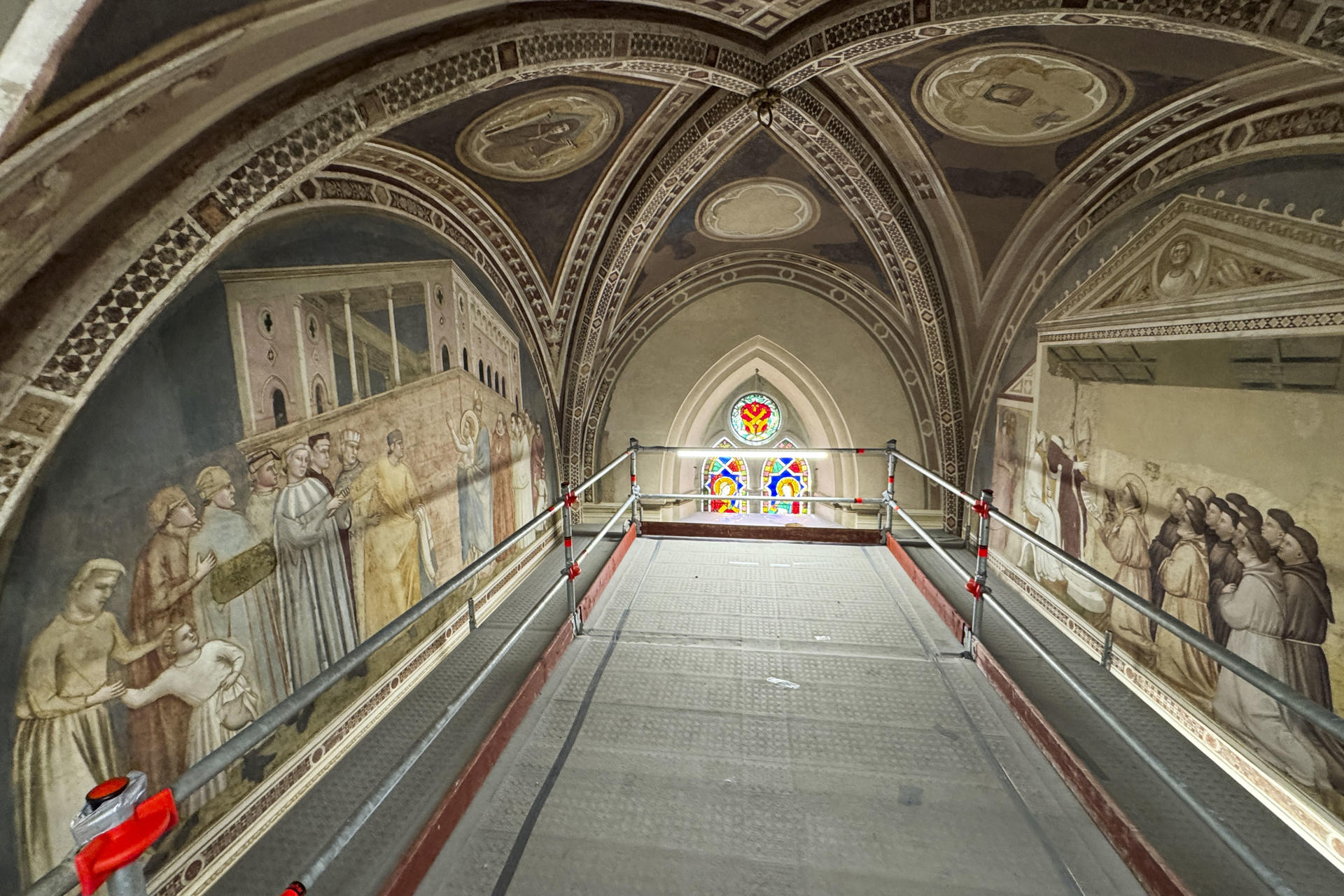 - Los frescos del italiano Giotto, precursor del Renacimiento, vuelven a brillar en la iglesia de la 'Santa Croce' de Florencia (norte). Tras siglos de grietas y agujeros, una delicada restauración encara su recta final para recomponer las pinturas como un "relato único", permitiendo diferenciar el trazo moderno del original sin romper la ilusión óptica del visitante. EFE/ Daniel Cáceres
