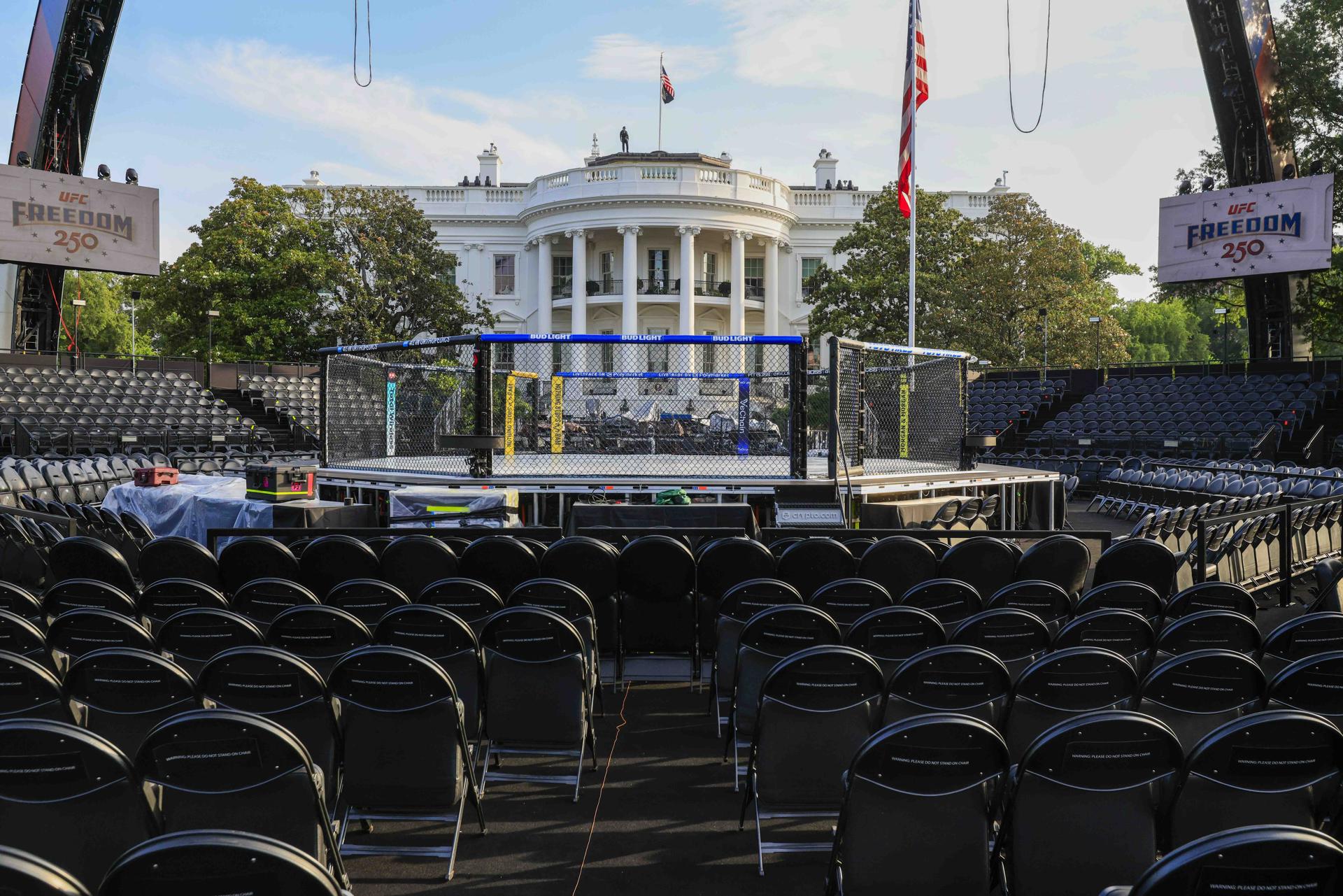 Vista del ring conocido como La Garra este instalado en el jardín de la Casa Blanca,  donde se disputará el domingo una velada inédita de combates de artes marciales mixtas (MMA), con motivo del 80 cumpleaños del presidente estadounidense, Donald Trump. EFE/EPA/SHAWN THEW
