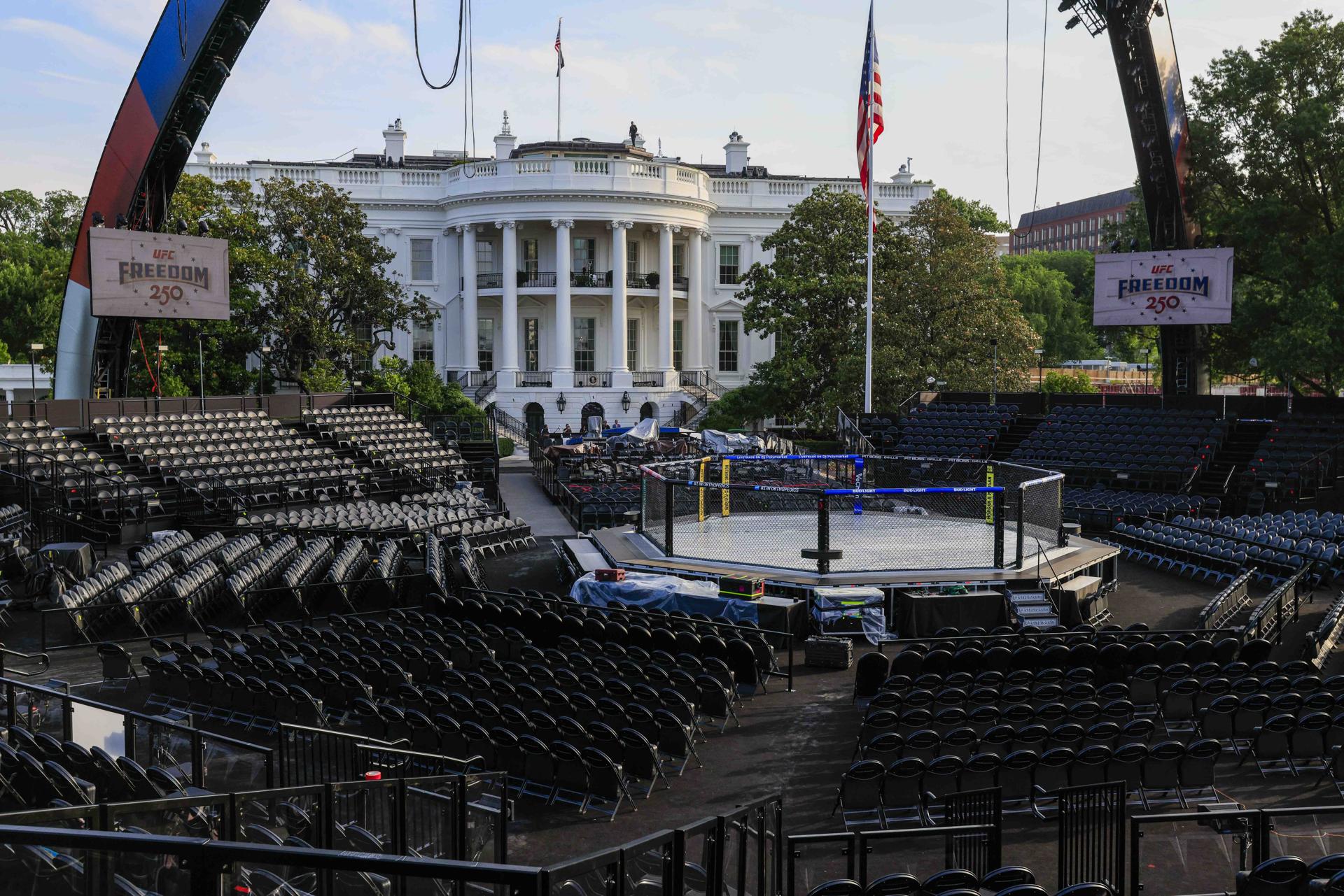 Vista del ring conocido como La Garra este instalado en el jardín de la Casa Blanca,  donde se disputará el domingo una velada inédita de combates de artes marciales mixtas (MMA), con motivo del 80 cumpleaños del presidente estadounidense, Donald Trump. EFE/EPA/SHAWN THEW
