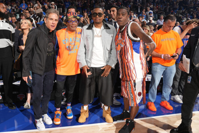Fotografía cedida por NBAE que muestra de izquierda a derecha al actor y comediante Ben Stiller; al director de cine y actor Spike Lee; al comediante y actor Tracy Morgan; y al rapero Nas, posando durante el partido de las finales de la NBA entre San Antonio Spurs y New York Knicks este miércoles, en el Madison Square Garden en Nueva York (EE.UU.).EFE/ Jesse D. Garrabrant/ NBAE *Sólo uso editorial*
