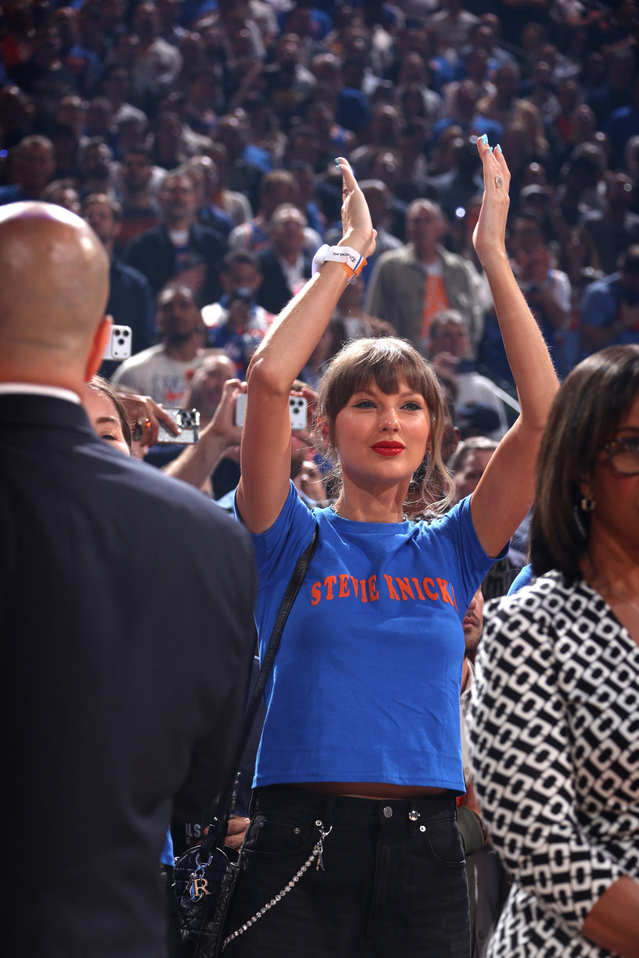 Fotografía cedida por NBAE que muestra a la cantante estadounidense Taylor Swift (c) reaccionando durante el partido de las finales de la NBA entre San Antonio Spurs y New York Knicks este miércoles, en el Madison Square Garden en Nueva York (EE.UU.). El baloncesto de Nueva York atraviesa su momento más dulce en generaciones. A las puertas de su primer anillo de la NBA desde 1973, la fiebre por los Knicks en la Gran Manzana es total: 100.000 dólares por una entrada, explosión de venta de camisetas y el tercer partido de unas Finales más visto desde Michael Jordan. EFE/ Jesse D. Garrabrant/ NBAE *Sólo uso editorial*