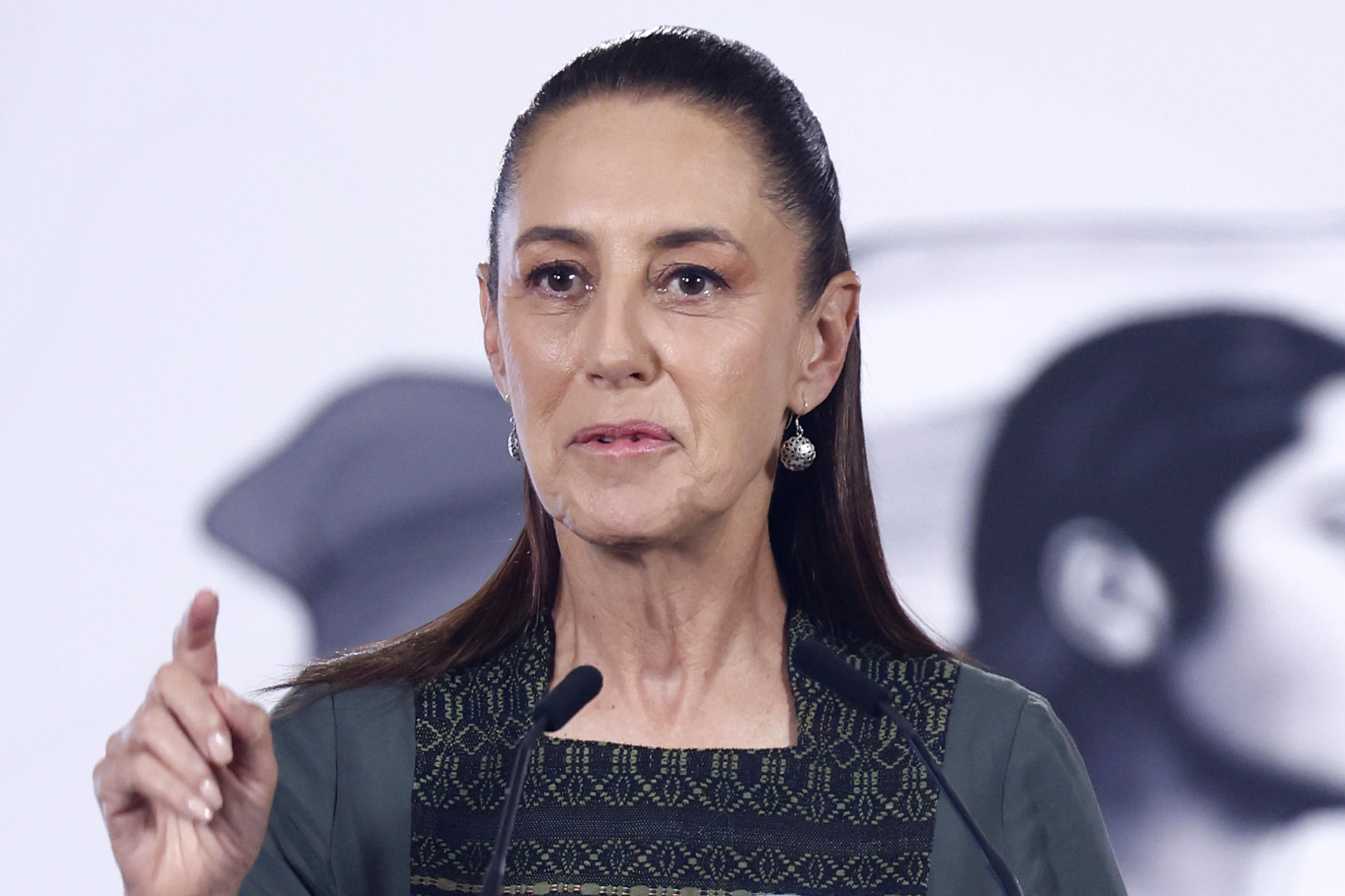 La presidenta de México, Claudia Sheinbaum, habla durante una rueda de prensa este viernes, en el Palacio Nacional de Ciudad de México (México). EFE/Sáshenka Gutiérrez