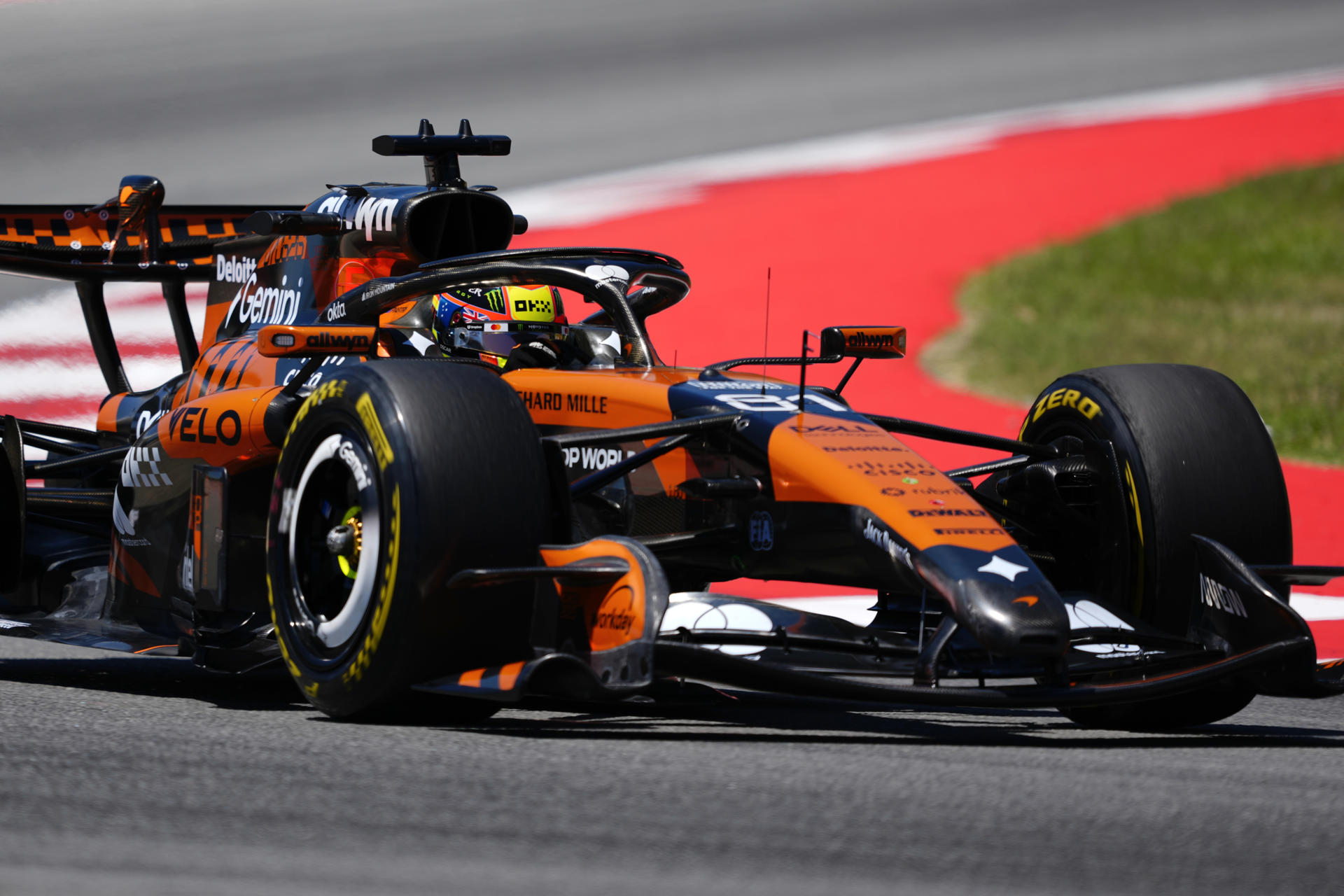 El piloto australiano de Fórmula Uno Oscar Piastri, del equipo McLaren, durante la primera sesión de entrenamientos libres del Gran Premio de Fórmula 1 de Barcelona-Cataluña. EFE/Alejandro García
