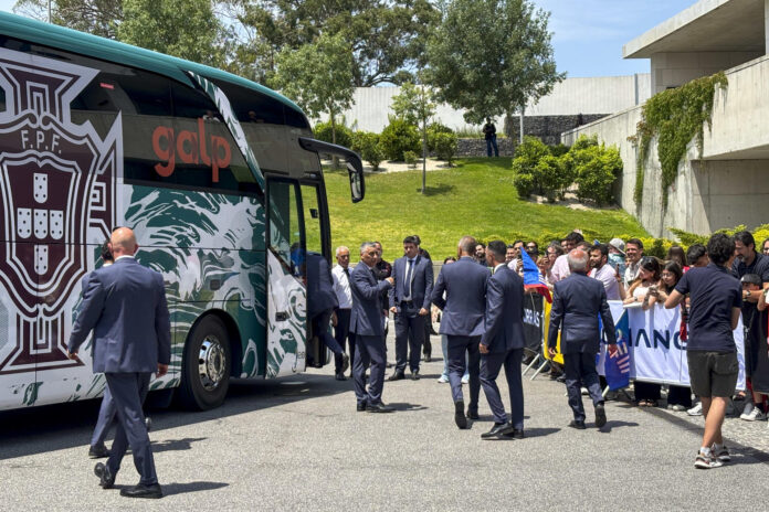 Vista de la despedida de la selección de fútbol de Portugal en su ciudad deportiva, desde donde marchan este viernes a Estados Unidos para disputar el Mundial, este viernes en la Cidade do Futebol (Oeiras).-EFE/ Blas Díaz
