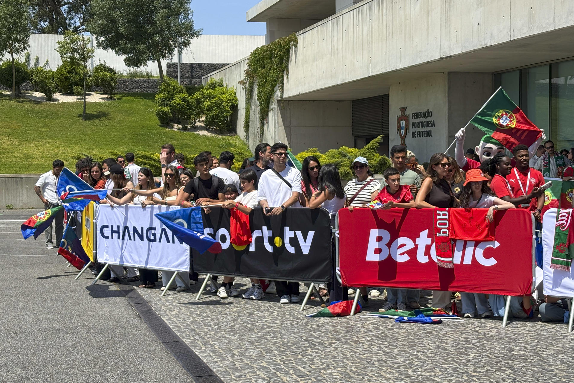Vista de la despedida de la selección de fútbol de Portugal en su ciudad deportiva, desde donde marchan este viernes a Estados Unidos para disputar el Mundial, este viernes en la Cidade do Futebol (Oeiras).-EFE/ Blas Díaz