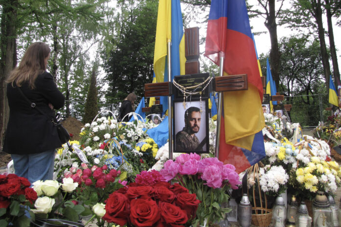 .-Decenas de compañeros soldados, amigos y familiares asistieron al funeral de Jhan Sebastián 