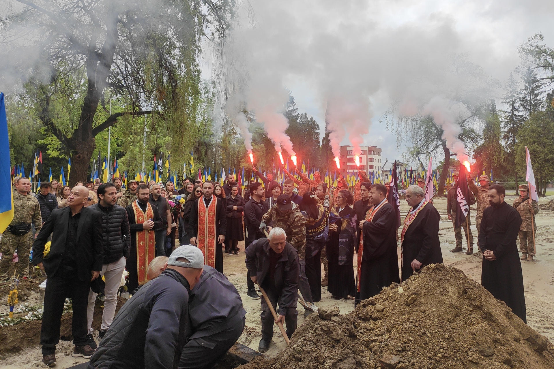 .-Decenas de compañeros soldados, amigos y familiares asistieron al funeral de Jhan Sebastián "Onyx" Restrepo Mazo, un soldado voluntario colombiano de 32 años del 413.º ​​Regimiento de Drones "Raid" de las Fuerzas Armadas de Ucrania, que ayudó en la defensa de Ucrania contra la invasión rusa durante tres años, murió en el frente en la región de Zaporiyia y fue enterrado en Lviv, de acuerdo con su voluntad y como reflejo de su profundo vínculo con Ucrania.-EFE/ Rostyslav Averchuk
