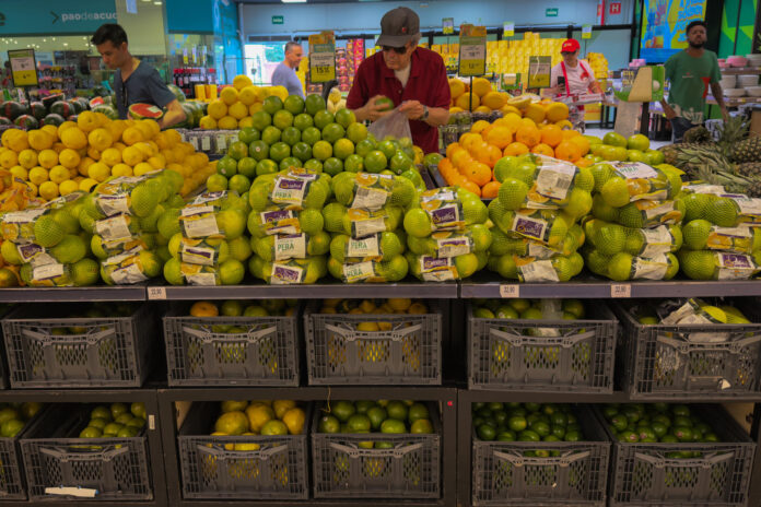 Fotografía de archivo de un hombre comprando naranjas en un supermercado, en São Paulo (Brasil). EFE/ Isaac Fontana
