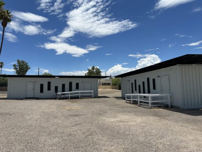 Fotografía de archivo de unos contenedores de enfriamiento en medio del desierto de Tucson (Arizona, EE.UU.). EFE/María León
