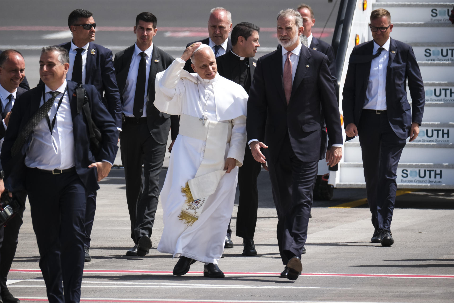 GRAFCAN5289. LA LAGUNA (TENERIFE), 12/06/2026.- El papa León XIV y el rey Felipe VI descienden del avión que debería trasladar al pontífice a Roma tras su viaje ed siete días a España por problemas técnicos que impiden su despegue del aeropuerto de Los Rodeos. EFE/ Alberto Valdés