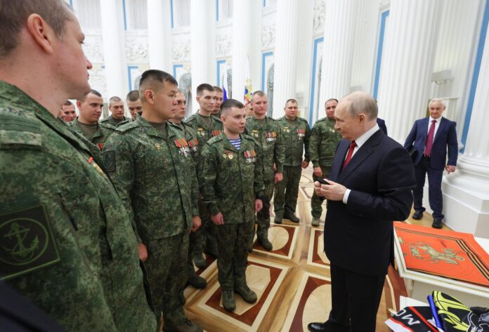 - El presidente ruso, Vladímir Putin, asiste a una reunión con participantes en la operación militar de Rusia en Ucrania como parte de las celebraciones del Día de Rusia en el Kremlin de Moscú, Rusia, el 12 de junio de 2026. El Día de Rusia es una fiesta nacional de la Federación de Rusia, que se celebra anualmente el 12 de junio. Conmemora la adopción de la Declaración de Soberanía Estatal en 1990. (Rusia, Ucrania, Moscú) EFE/EPA/VYACHESLAV PROKOFYEV/SPUTNIK/KREMLIN / POOL CRÉDITO OBLIGATORIO
