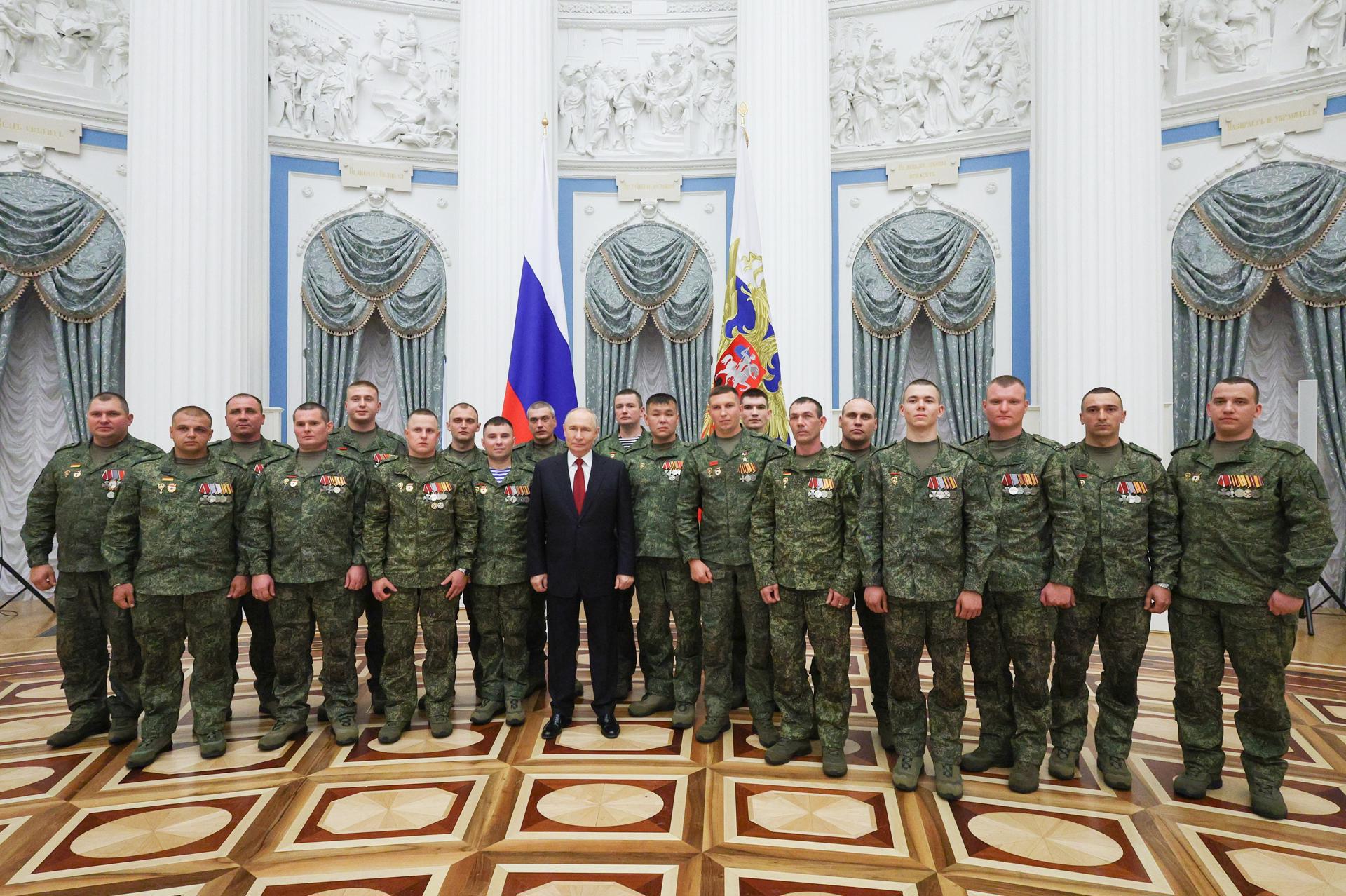 - El Presidente ruso Vladímir Putin posa para una foto de grupo con los participantes en la operación militar de Rusia en Ucrania tras una reunión como parte de las celebraciones del Día de Rusia en el Kremlin de Moscú, Rusia, el 12 de junio de 2026. El Día de Rusia es una fiesta nacional de la Federación Rusa, que se celebra anualmente el 12 de junio. Conmemora la adopción de la Declaración de Soberanía Estatal en 1990. (Rusia, Ucrania, Moscú) EFE/EPA/VYACHESLAV PROKOFYEV/SPUTNIK/KREMLIN / POOL MANDATORY CREDIT