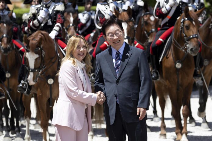 - La Primera Ministra italiana Giorgia Meloni (I) y el Presidente surcoreano Lee Jae Myung se dan la mano durante una ceremonia de bienvenida antes de su reunión bilateral en Villa Doria Pamphili en Roma, Italia, el 12 de junio de 2026. (Italia, Corea del Sur, Roma) EFE/EPA/MASSIMO PERCOSSI
```

