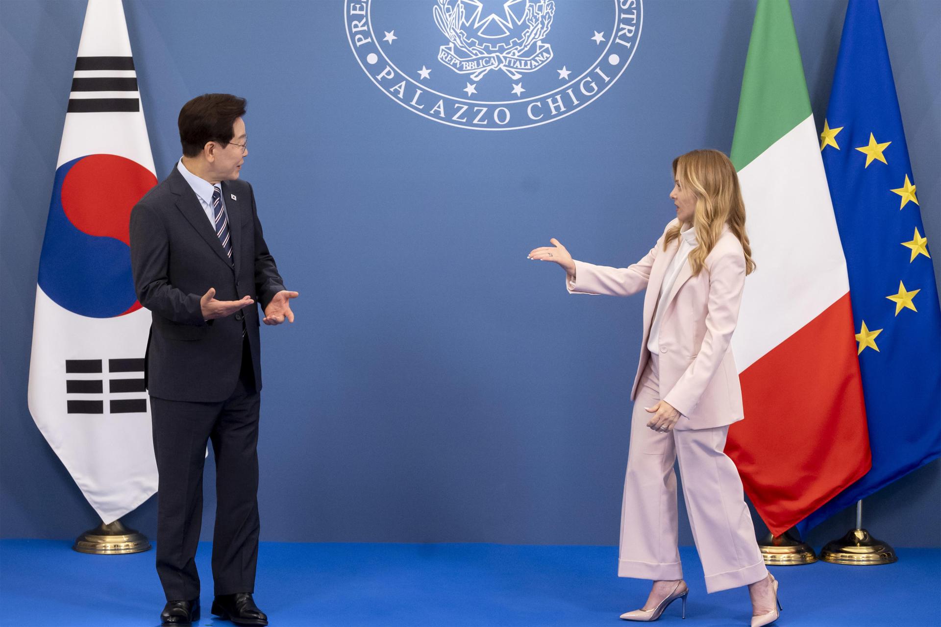 La primera ministra Giorgia Meloni (D) se reúne con el Presidente de la República de Corea, Lee Jae Myung, durante la presentación del Plan de Acción Estratégico 2026–2030 entre Italia y Corea del Sur en Roma, Italia, el 12 de junio de 2026. (Italia, Corea del Norte, Corea del Sur, Roma) EFE/EPA/MASSIMO PERCOSSI