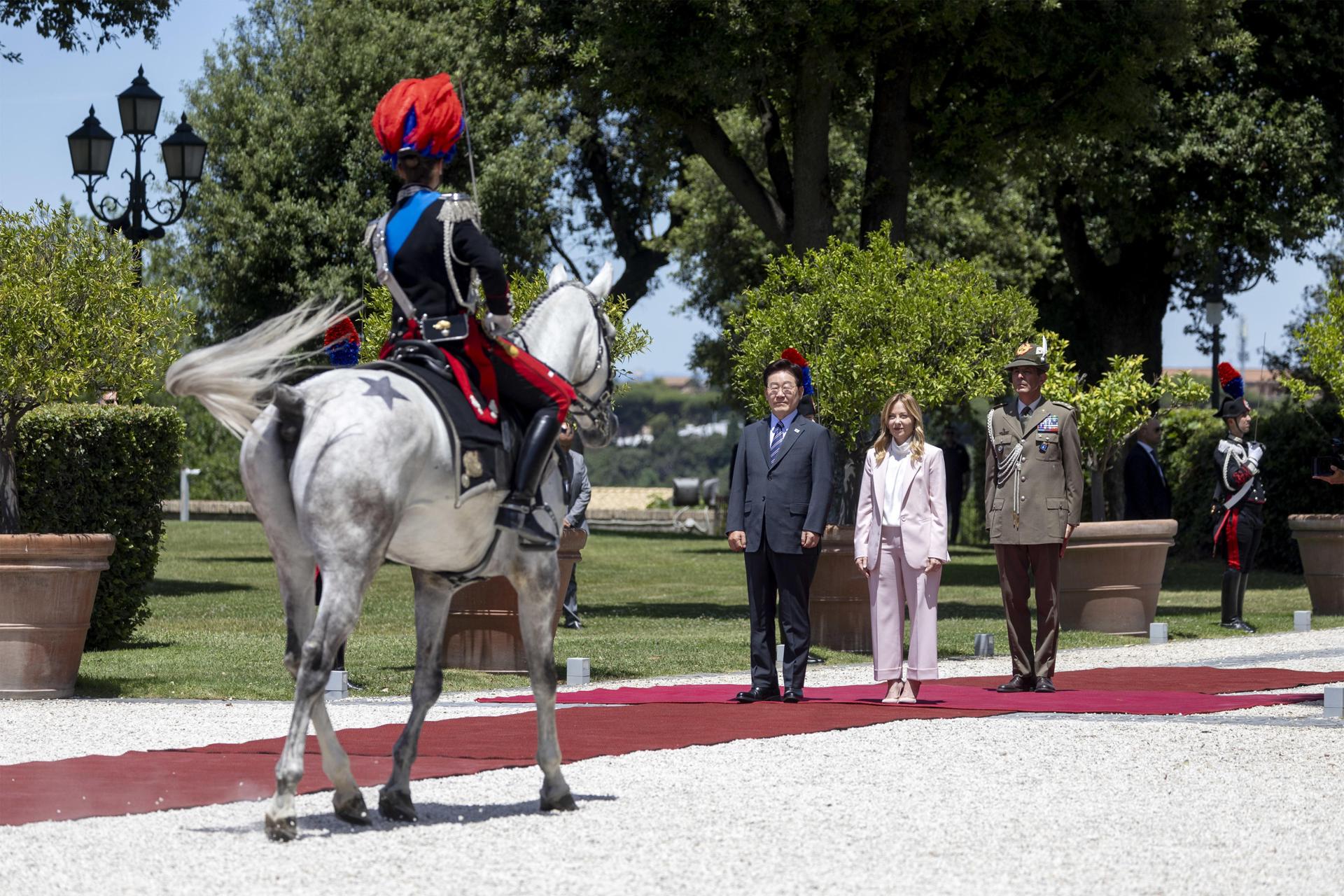 La Primera Ministra italiana Giorgia Meloni da la bienvenida al Presidente de Corea del Sur, Lee Jae Myung, antes de su reunión bilateral en Villa Doria Pamphili en Roma, Italia, el 12 de junio de 2026. (Italia, Corea del Sur, Roma) EFE/EPA/MASSIMO PERCOSSI