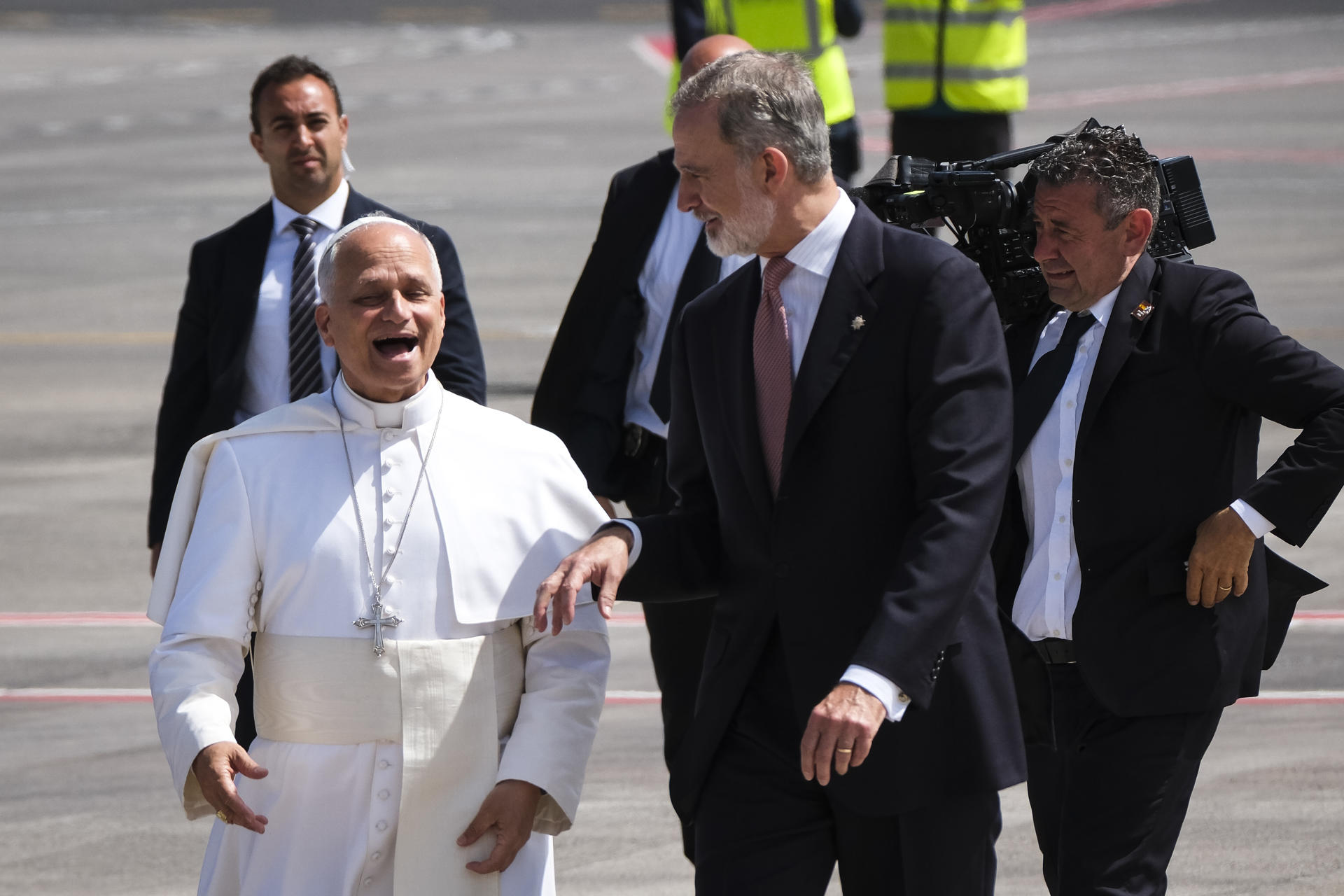 - El Papa León XIV y el Rey Felipe VI regresan del avión que debía llevar al pontífice de vuelta a Roma tras su viaje de siete días a España, debido a problemas técnicos que impidieron su despegue desde el aeropuerto de Los Rodeos, en la isla de Tenerife, Islas Canarias, el 12 de junio de 2026. EFE/ Alberto Valdes
