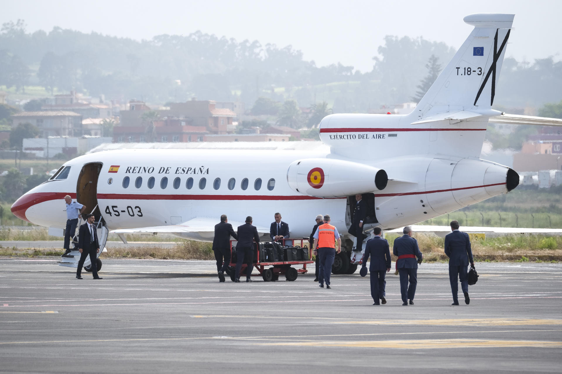 - El papa León XIV regresará a Roma junto a sus colaboradores más cercanos en el Falcón que le ha ofrecido el rey de España, en vista de la avería que ha sufrido el avión de Iberia que lo iba a trasladar a Italia desde el aeropuerto de Tenerife Norte. En la imagen, el Falcón en el aeropuerto de Los Rodeos. EFE/ Alberto Valdés
