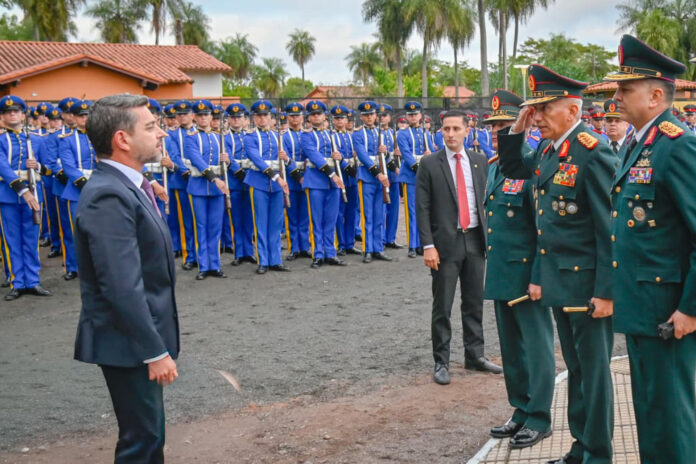 Fotografía cedida este 12 de junio por el Ministerio de Defensa de Paraguay, en la que se captó al vicepresidente paraguayo, Pedro Alliana (i), al recibir honores militares, durante el aniversario 91  del Protocolo de Paz entre Paraguay y Bolivia, en San Lorenzo (Paraguay). EFE/Ministerio de Defensa de Paraguay

