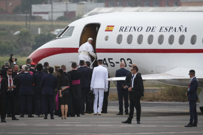 - El papa León XIV sube al Falcon cedido por el rey Felipe VI que llevará al pontífice de regreso a Roma, tras la avería que ha sufrido el avión de Iberia que lo iba a trasladar. EFE/ Alberto Valdés

