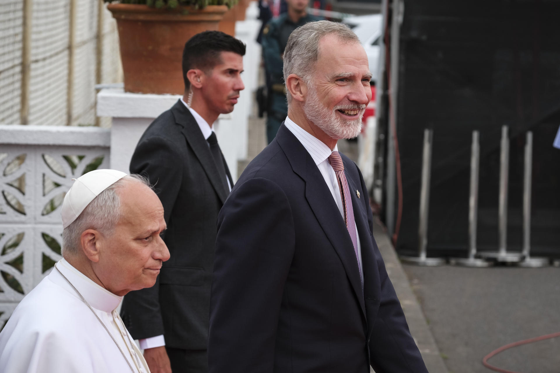 .- El papa León XIV y el rey Felipe VI salen de la terminal del aeropuerto de Los Rodeos para dirigirse al Falcon que llevará al pontífice de regreso a Roma, tras la avería que ha sufrido el avión de Iberia que lo iba a trasladar. EFE/Alberto Valdés

