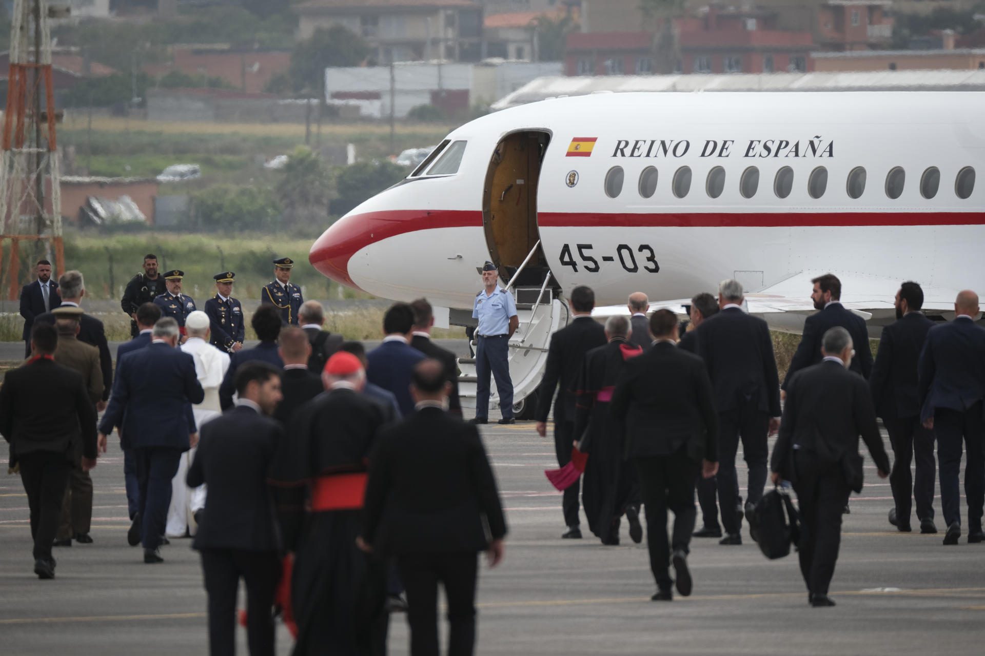 El papa León XIV y el rey Felipe VI se dirigen al Falcon que llevará al pontífice de regreso a Roma, tras la avería que ha sufrido el avión de Iberia que lo iba a trasladar. EFE/ Alberto Valdés

