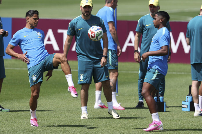 Los jugadores de Brasil, Douglas Santos (i) y Endrick entrenan en el centro deportivo Columbia Park en Morristown, New Jersey (EE.UU.). EFE/SEBASTIÃO MOREIRA
