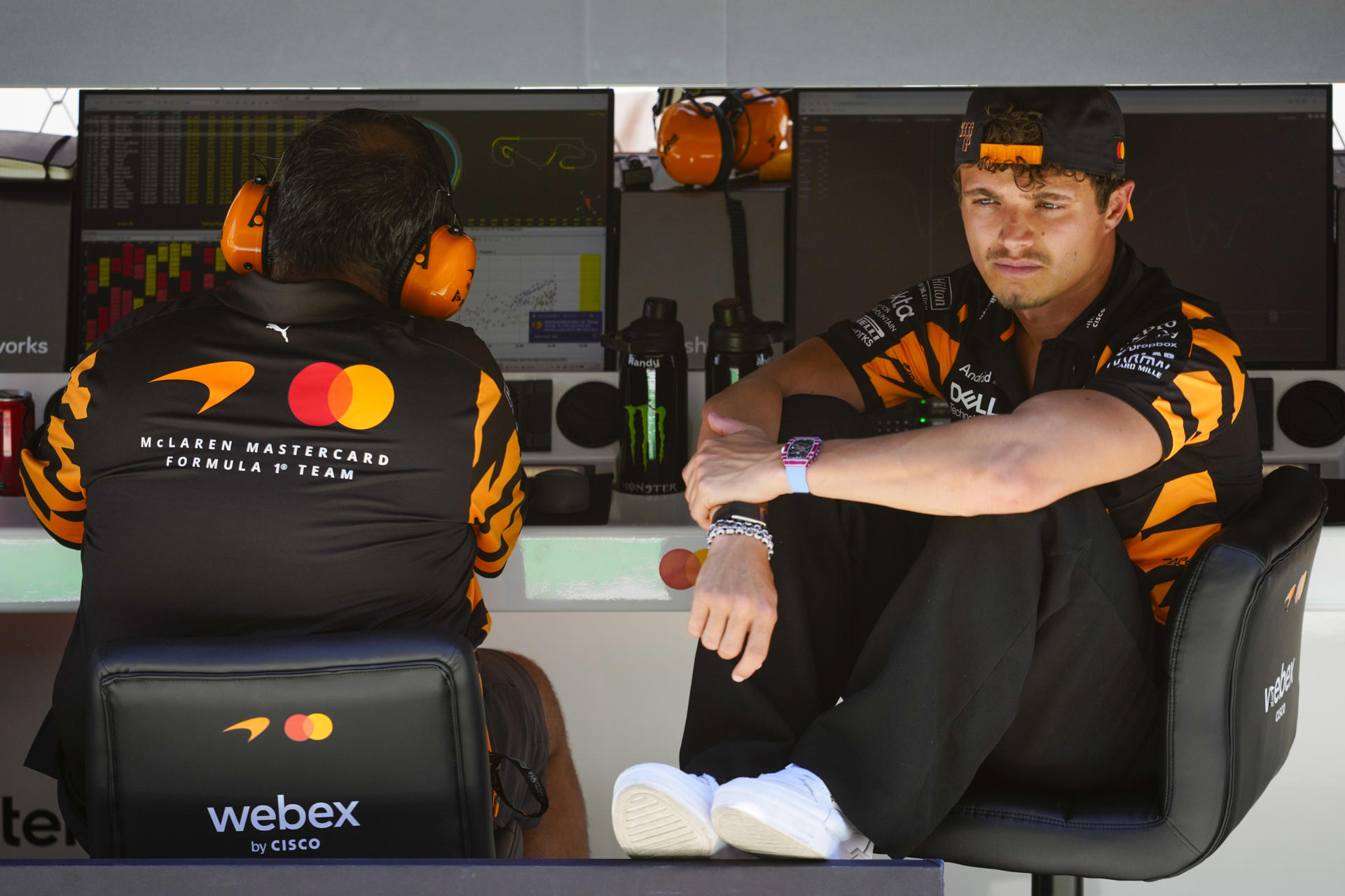 Montmeló (Barcelona), 12/06/2026.-El piloto británico de McLaren Lando Norris en el pit lane, durante los entrenamientos libres del Gran Premio de Fórmula 1 de Barcelona-Cataluña este viernes.EFE/ Alejandro García