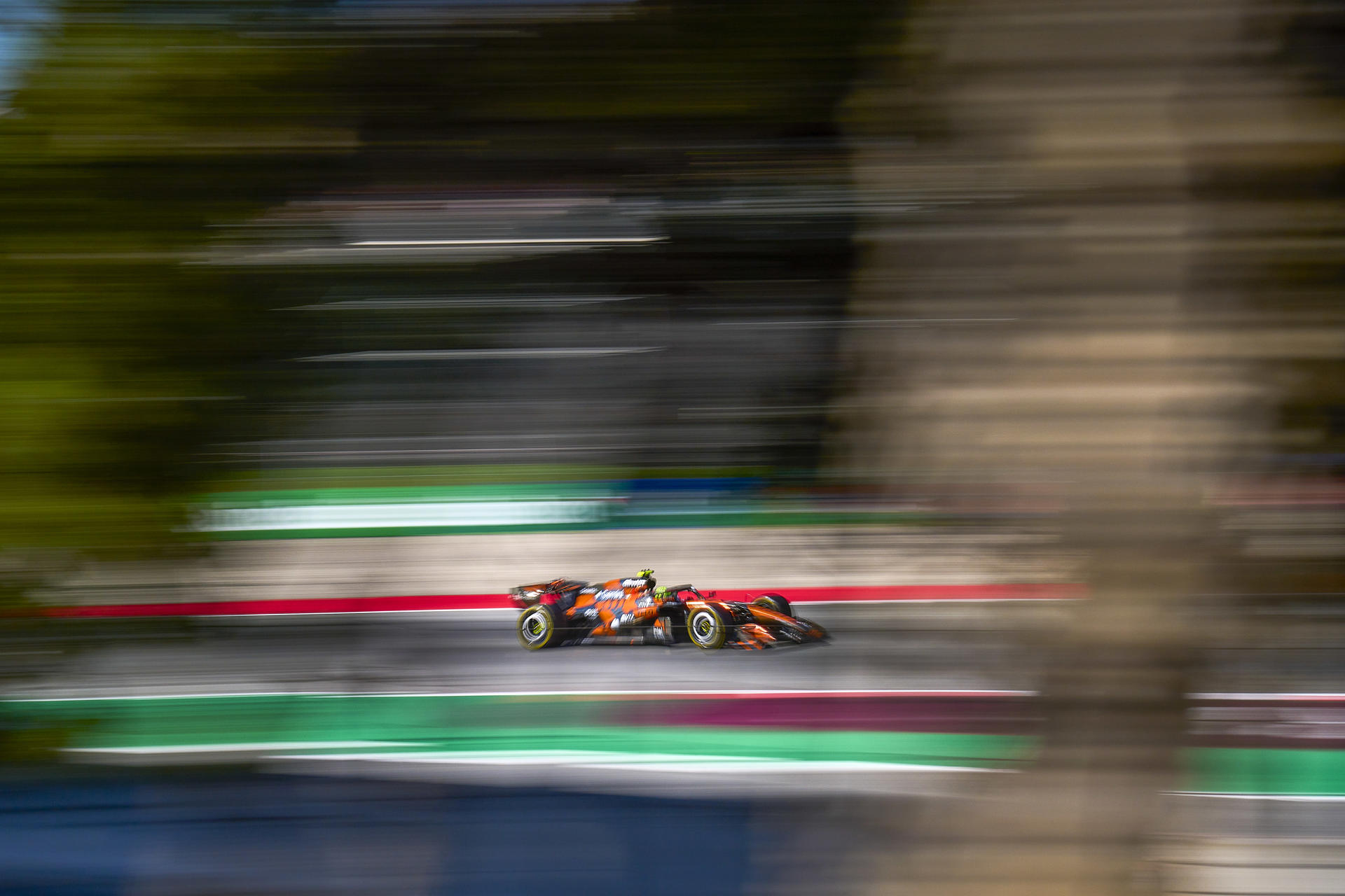 MONTMELÓ (BARCELONA) 12/06/2026.- El piloto británico de McLaren Lando Norris este viernes durante la segunda sesión de entrenamientos libres del Gran Premio de Fórmula 1 de Barcelona-Cataluña. EFE/ Alejandro García