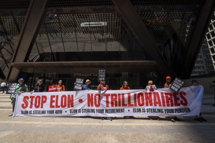 Personas protestan contra la salida a bolsa de SpaceX frente a una oficina de JPMorgan Chase en Nueva York, EE. UU., 12 de junio de 2026. EFE/SARAH YENESEL
