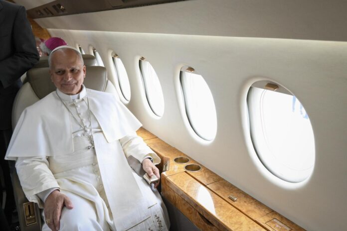 Una imagen repartida proporcionada por Vatican Media muestra al Papa León XIV sentado en la aeronave ofrecida por el Rey Felipe VI de España tras retrasarse el despegue de su primer avión debido a un incidente en el Aeropuerto Internacional de Los Rodeos en la isla canaria de Tenerife, España, el 12 de junio de 2026. El pontífice visitó Tenerife en el último día de su viaje a España tras visitar Madrid, Barcelona y la isla de Gran Canaria. (Papa, España) EFE/EPA/VATICAN MEDIA HANDOUT HANDOUT USO EDITORIAL SOLAMENTE/NO VENTAS
