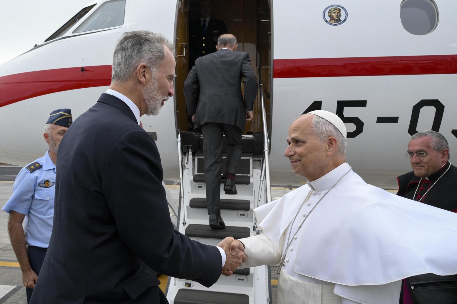 - Una imagen de archivo proporcionada por Vatican Media muestra al Papa León XIV (D) dándole la mano al Rey Felipe VI de España (I) antes de abordar un nuevo avión ofrecido por el monarca después de que el despegue de su primer avión se retrasara debido a un incidente en el Aeropuerto de Los Rodeos en la isla canaria de Tenerife, España, el 12 de junio de 2026. El pontífice visitó Tenerife el último día de su viaje a España tras visitar Madrid, Barcelona y la isla de Gran Canaria. (Papa, España) EFE/EPA/VATICAN MEDIA HANDOUT HANDOUT SOLO USO EDITORIAL/SIN VENTAS
