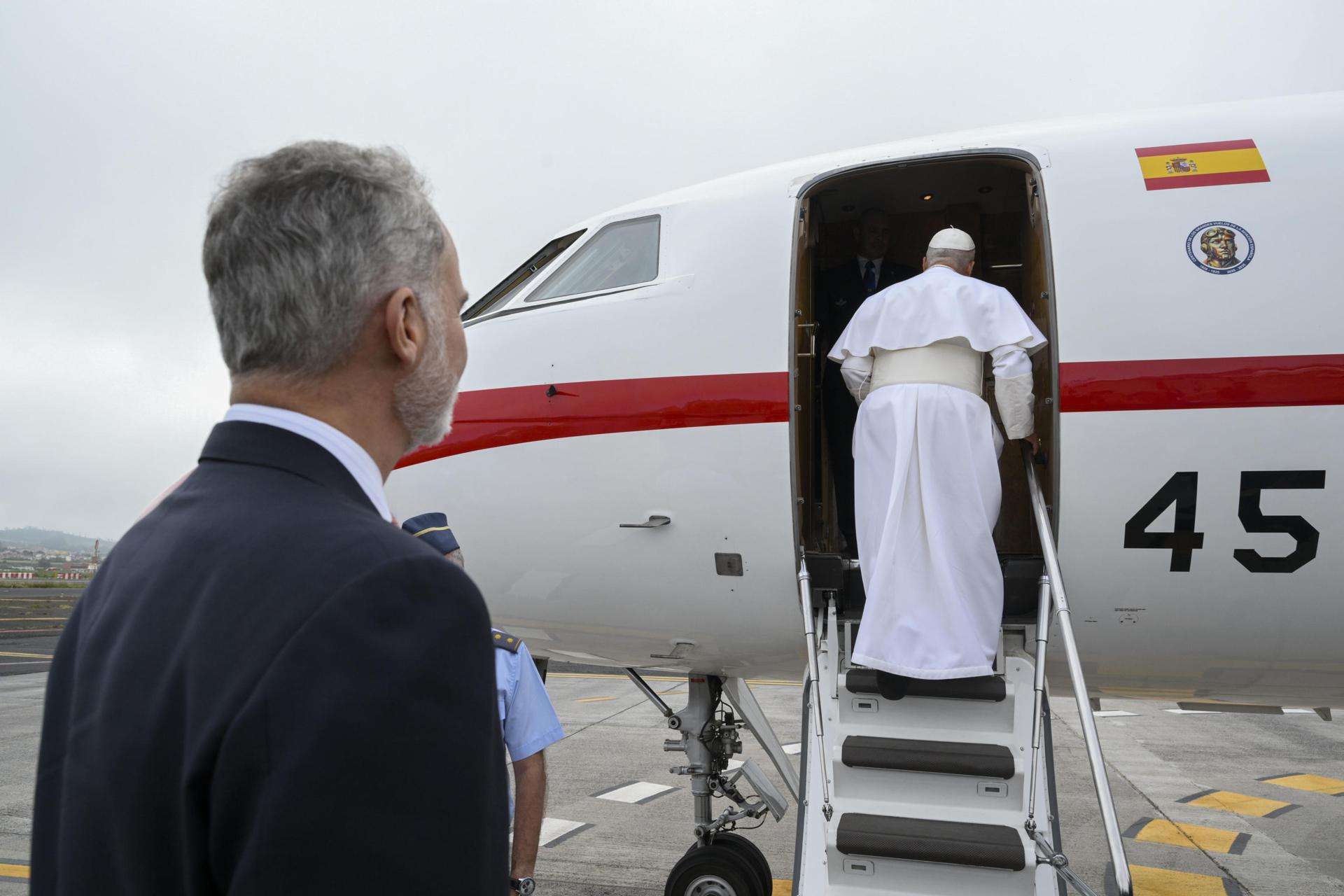 .- Una imagen de archivo proporcionada por Vatican Media muestra al Papa León XIV abordando un nuevo avión ofrecido por el Rey de España Felipe VI (I) tras el retraso del despegue de su primer avión debido a un incidente en el Aeropuerto Internacional de Los Rodeos en la isla canaria de Tenerife, España, el 12 de junio de 2026. El pontífice visitó Tenerife en el último día de su viaje a España tras visitar Madrid, Barcelona y la isla de Gran Canaria. (Papa, España) EFE/EPA/VATICAN MEDIA HANDOUT HANDOUT USO EDITORIAL EXCLUSIVO/SIN VENTAS
