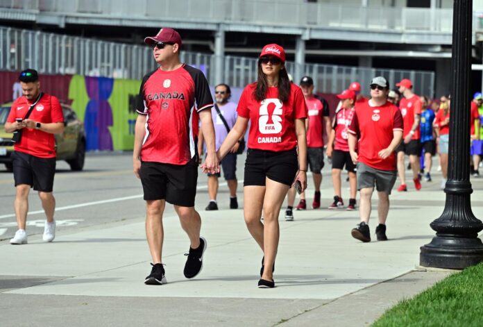 Aficionados de Canadá llegan al estadio de Toronto para asistir al partido entre su selección y Bosnia y Herzegovina, por el Mundial 2026. EFE/EPA/EDUARDO LIMA
