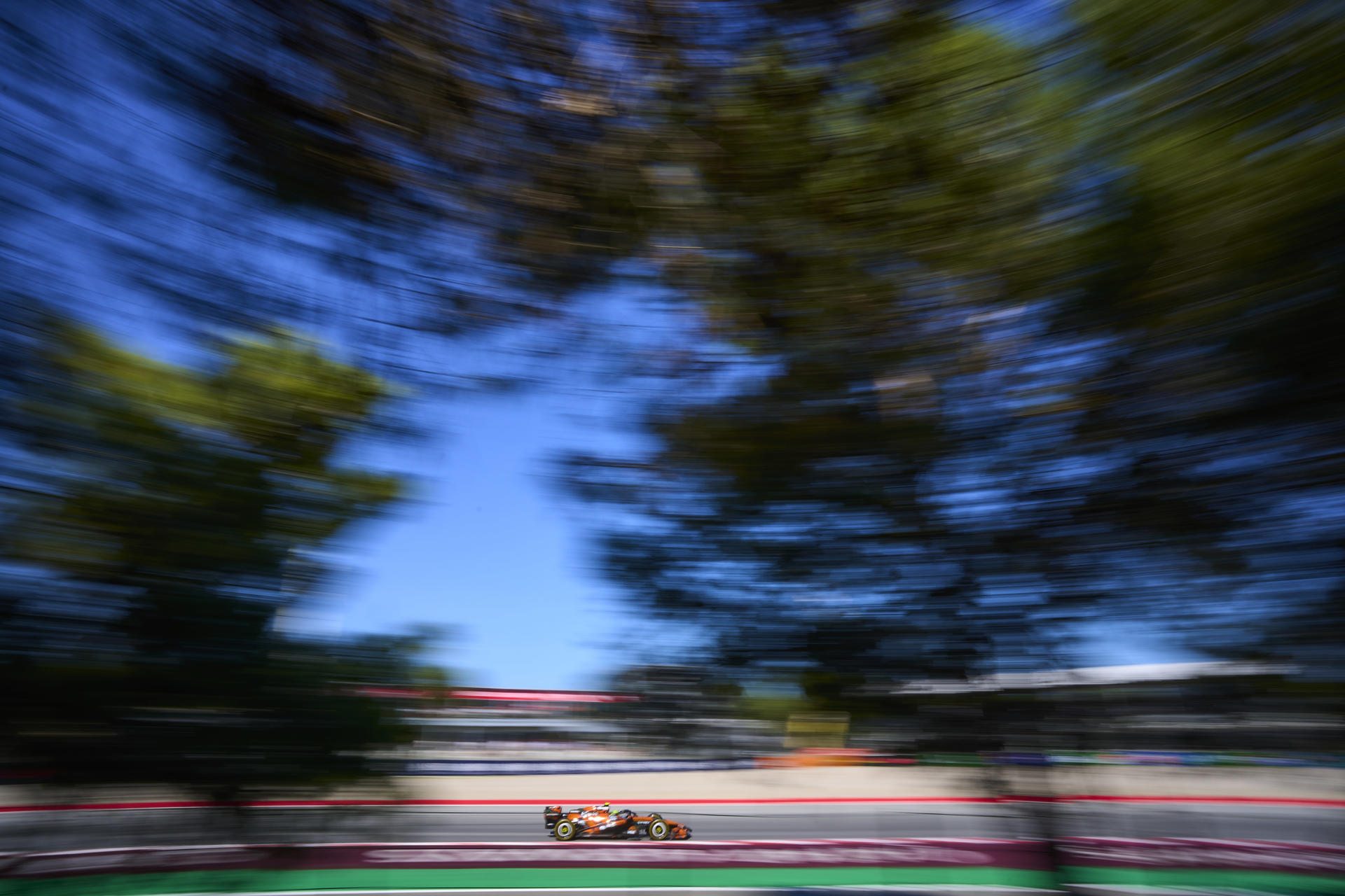 Montmeló (Barcelona), 12/06/2026.-El piloto británico de McLaren Lando Norris, durante la segunda sesión de entrenamientos libres del Gran Premio de Fórmula 1 de Barcelona-Cataluña este viernes. EFE/Alejandro García