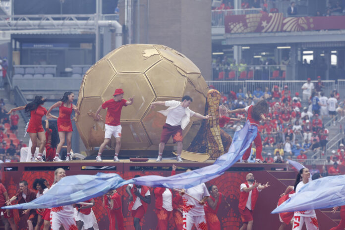 Artistas se presentan en la inauguración del Mundial de la FIFA 2026 este viernes en el estadio BMO Field de Toronto (Canadá). EFE/Bienvenido Velasco
