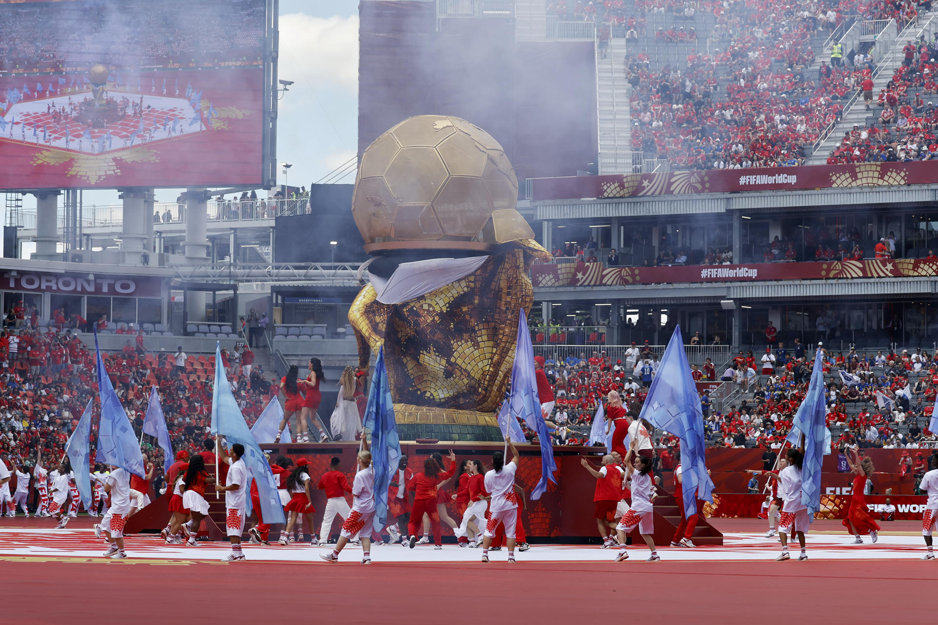 Artistas se presentan en la inauguración del Mundial de la FIFA 2026, en el estadio BMO Field de Toronto (Canadá). EFE/Bienvenido Velasco