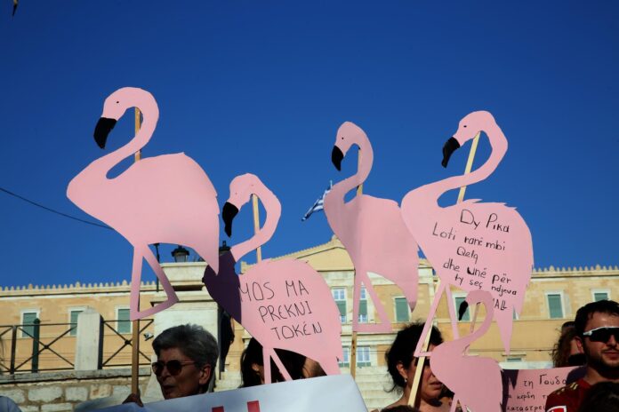 Un manifestante muestra una pancarta con las imágenes (de izquierda a derecha) de Ivanka Trump, el primer ministro de Albania, Edi Rama, Jared Kushner y el primer ministro israelí, Benjamin Netanyahu, durante una protesta contra un proyecto turístico costero vinculado a Jared Kushner, yerno del presidente estadounidense Trump, en Tirana, Albania. EFE/EPA/MALTON DIBRA

